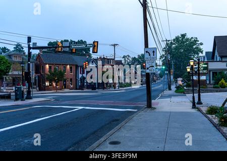 Voyages et urbain : Vue matinale de l'intersection de la Steinwehr Avenue et de la Baltimore Street dans le centre-ville de Gettysburg, Pennsylvanie Banque D'Images