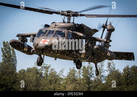 L'hélicoptère Sikorsky HH-60M Blackhawk Medevac de l'armée AMÉRICAINE arrive à l'aérodrome de Drachten pendant l'exercice Falcon Spring de l'OTAN. Drachten, pays-Bas - mai Banque D'Images