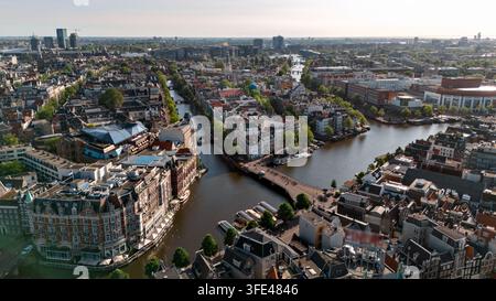 Vue aérienne de la rivière Amstel, du Blauwbrug et du complexe municipal et opéra Stopera au centre d'Amsterdam, Pays-Bas. Banque D'Images