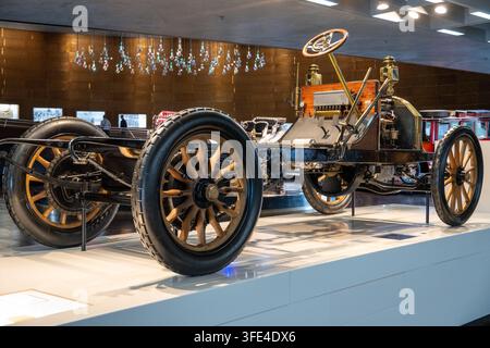 Stuttgart, Allemagne – 13 févr. 25 : Vue en contre-plongée d'une automobile historique à roues en bois dans l'exposition du musée Mercedes-Benz. Banque D'Images