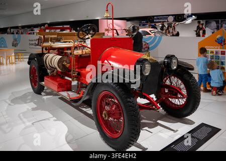Stuttgart, Allemagne - 13 fév. 25 : Camion de pompiers Porsche rouge vintage exposé dans une zone d'exposition familiale au Musée Porsche à Stuttgart, en Allemagne. Banque D'Images
