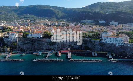 Sorrente, Italie, bâtiments perchés sur des falaises escarpées surplombant la mer Tyrrhénienne et de petites marinas, une destination touristique populaire Banque D'Images