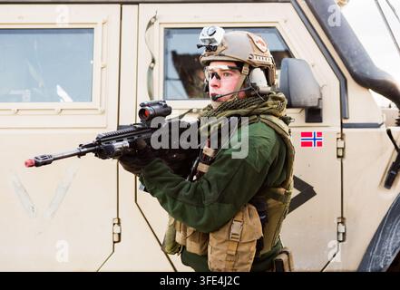 Soldat norvégien en état d'alerte maximale lors d'un exercice militaire Banque D'Images