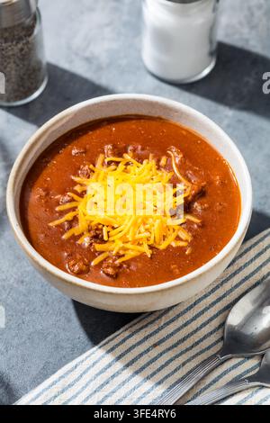 Chili Con Carne savoureux fait maison avec du fromage cheddar dans un bol Banque D'Images