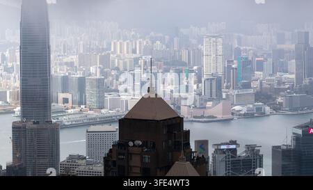 Vue panoramique de la ville sur le Victoria Harbour depuis le Victoria Peak à Hong Kong, Chine Banque D'Images