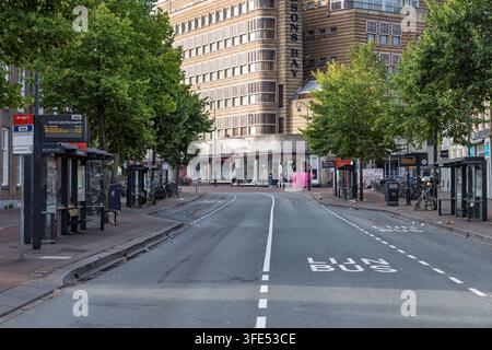Haarlem, Pays-Bas - 16 août 2026 : Vue rapprochée d'un abribus R-NET et d'une voie bus en asphalte vide dans le centre-ville de Haarlem. Banque D'Images