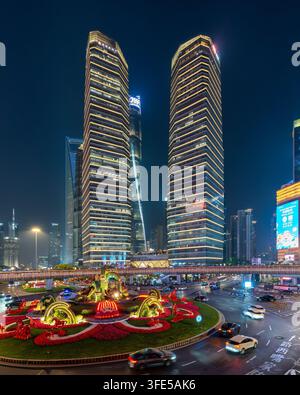 Shanghai, Chine – 4 mai 2026 : Vue nocturne du quartier financier illuminé de Lujiazui à Shanghai mettant en vedette la tour de Shanghai Banque D'Images