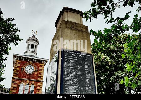 Monument aux morts de Lytham et horloge du centre-ville, Royaume-Uni Banque D'Images