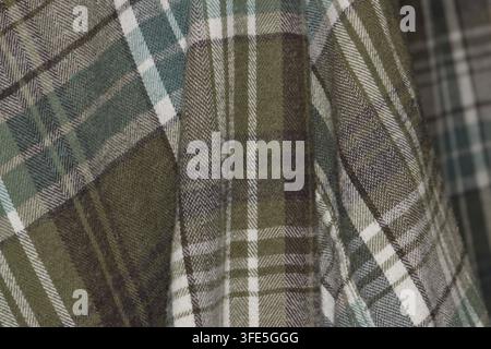 Motif écossais marron et vert avec plis et plis dans le design de vêtements à carreaux. Banque D'Images