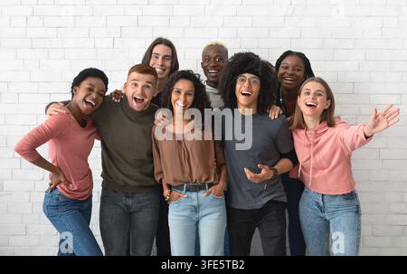 Des hommes et des femmes étudiants multiraciaux joyeux montrant leurs sourires blancs Banque D'Images