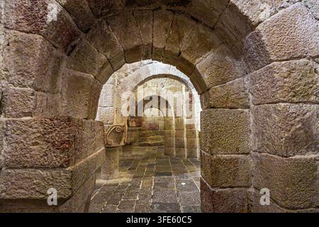 Intérieur de l'ancienne crypte romane du monastère de San Salvador de Leyre à Yesa, Navarre, Espagne en Europe Banque D'Images