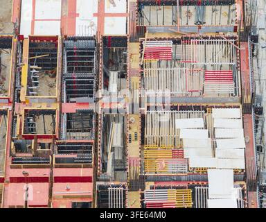 Vue aérienne de la construction decoffrage avec renforts en acier et panneaux en bois sur un grand site industriel à Taïwan. Banque D'Images