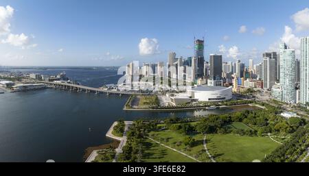 Vue aérienne de la skyline du centre-ville de Miami, mettant en vedette des gratte-ciel modernes, le Kaseya Center et le pont MacArthur Causeway sur la baie de Biscayne à Mia Banque D'Images