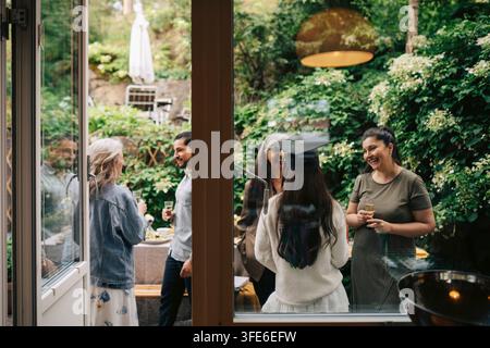 Parents et amis heureux célébrant ensemble lors de la fête de fin d'études d'une jeune femme Banque D'Images