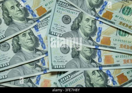 tas de cent billets de banque américains désordonné en texture Banque D'Images