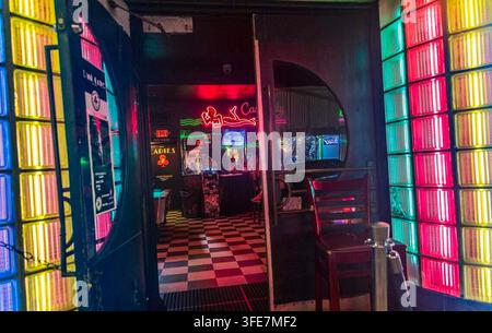 L'entrée du Mac's Club Deuce, le plus vieux bar de Miami, est visible au 222 14th St. à Miami Beach le 30 août 2026. Ce bar mythique, ouvert pour la première fois en 1926, célèbre son 100e anniversaire avec une fête de quartier prévue pour samedi 5 septembre. (Photo de Pedro Portal/Miami Herald/TNS/Sipa USA) Banque D'Images