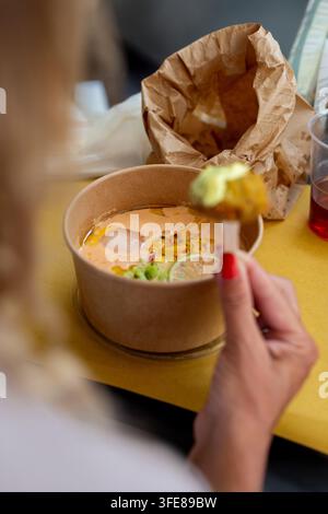 Soupe froide crémeuse servie dans une tasse ou un verre jetable lors d'un festival de rue ou d'un événement gastronomique estival. Compatible avec le gaspacho espagnol, Fren Banque D'Images
