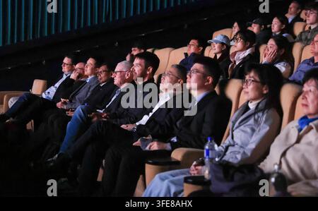 Wellington, Nouvelle-Zélande. 2 sep., 2026. Les gens regardent le documentaire "Seven Days in Xizang" à Wellington, en Nouvelle-Zélande, le 2 septembre 2026. "Seven Days in Xizang", un documentaire démystifiant les allégations contre la région autonome du sud-ouest de la Chine, a été projeté mercredi soir dans la capitale néo-zélandaise de Wellington. À L'OCCASION DE "'Seven Days in Xizang' projeté dans la capitale néo-zélandaise" Crédit : Meng Tao/Xinhua/Alamy Live News Banque D'Images
