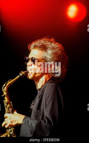 LONDRES, ROYAUME-UNI - 27 JUIN 1993 : Le saxophoniste américain David Sanborn en performance live sur scène au festival Jazz on a Summer's Day, organisé à l'Alexandra Palace. Sanborn est capturé en plein solo jouant son saxophone alto. L'événement a été co-promotionné par le Mean Fiddler et le Jazz Café. Banque D'Images