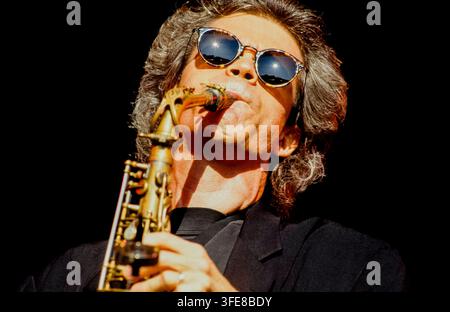 LONDRES, ROYAUME-UNI - 27 JUIN 1993 : Le saxophoniste américain David Sanborn en performance live sur scène au festival Jazz on a Summer's Day, organisé à l'Alexandra Palace. Sanborn est capturé en plein solo jouant son saxophone alto. L'événement a été co-promotionné par le Mean Fiddler et le Jazz Café. Banque D'Images