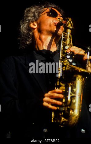 LONDRES, ROYAUME-UNI - 27 JUIN 1993 : Le saxophoniste américain David Sanborn en performance live sur scène au festival Jazz on a Summer's Day, organisé à l'Alexandra Palace. Sanborn est capturé en plein solo jouant son saxophone alto. L'événement a été co-promotionné par le Mean Fiddler et le Jazz Café. Banque D'Images
