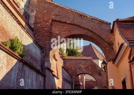 Arches en briques médiévales du Passage des Escaliers dans la vieille ville historique de Sibiu Transylvanie Roumanie Banque D'Images