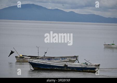 Bateaux de pêche traditionnels à marée basse à Punta Chame, Panama Banque D'Images
