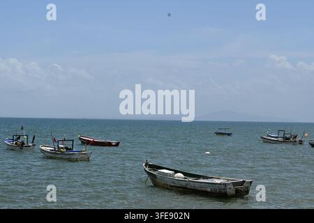 Bateaux de pêche traditionnels ancrés au large de Punta Chame, Panama Banque D'Images