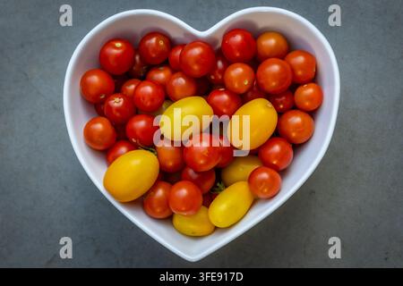 Tomates rouges et jaunes fraîchement cueillies dans un bol Banque D'Images