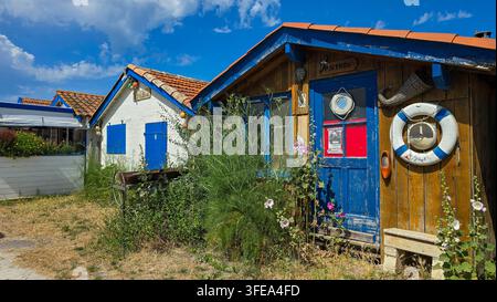 Talais, France - 20 juin 2026. Charmante cabane rustique à huîtres décorée d'une bouée de sauvetage nautique dans l'estuaire de la Gironde Banque D'Images