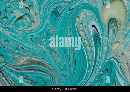 Peinture acrylique turquoise vibrante avec des lignes de marbre tourbillonnantes et de minuscules textures de bulles Banque D'Images