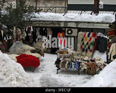Vente de rue de cadeaux d'hiver traditionnels et faits main dans la station thermale historique de Bansko, Bulgarie Banque D'Images