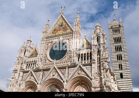 Sienne, Toscane, Italie – 8 octobre 2021 : vue en contre-plongée de la façade gothique complexe du Dôme de Sienne (Duomo di Siena), rosace Banque D'Images