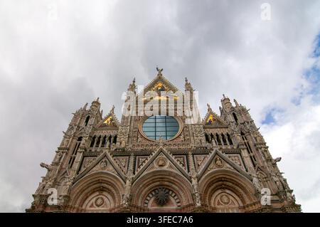 Sienne, Toscane, Italie – 8 octobre 2021 : Cathédrale de Sienne (Duomo di Siena) vue en perspective large de la façade gothique complexe et du rosace. Conce Banque D'Images