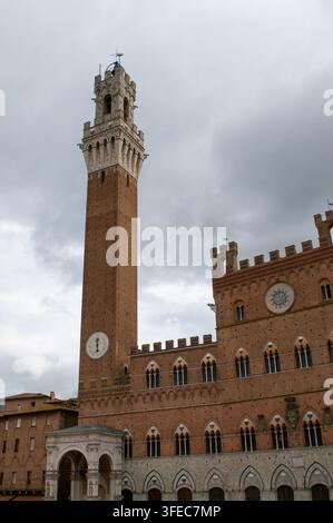 Sienne, Toscane, Italie – 8 octobre 2021 : Vue en contre-plongée depuis la cour intérieure (Cortile del Podestà) du Palazzo Pubblico à Sienne. Banque D'Images