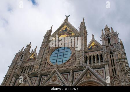 Sienne, Toscane, Italie - 8 octobre 2021 : Cathédrale de Sienne (Duomo di Siena) vue en contre-plongée de la rose et des pinacles en marbre sculpté Banque D'Images