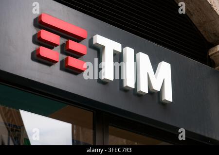 Sienne, Toscane, Italie - 8 octobre 2021 : Panneau du logo TIM Telecom Italia monté sur une façade de magasin sombre. Concept pour l'industrie des télécommunications Banque D'Images