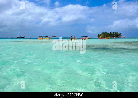 Touristes à la piscine naturelle, Piscina Natural, Piscina Estrella, barre de sable peu profonde, eau cristalline, archipel de San Blas, territoire Guna Yala, Panama Banque D'Images
