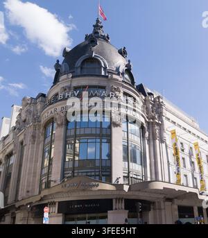 PARIS, FRANCE - 1er SEPTEMBRE 2026 - Le grand magasin BHV Marais mettant en valeur son architecture historique dans le quartier du Marais Banque D'Images