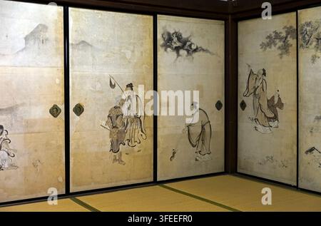 Illustration de style chinois peinte sur des portes coulissantes fusuma (襖) d'une pièce tatami à l'intérieur du temple Ryotanji à Hikone, au Japon. Banque D'Images