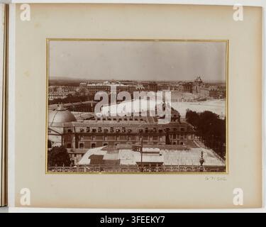Une vue panoramique de la ville de Versailles, France, mettant en scène le château de Versailles avec son dôme distinctif et sa ligne de toit ornée, entouré d'arbres et de terrains ouverts, prise depuis le toit de l'hôtel de ville en 1900. Banque D'Images