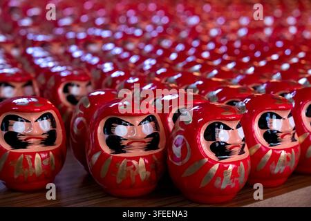 Poupée Daruma japonaise : une figurine traditionnelle creuse, ronde en papier mâché ou en céramique qui symbolise la persévérance, la bonne chance et la fixation d'objectifs au Japon. Banque D'Images
