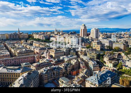 Vue aérienne de la célèbre ville portuaire de Gênes, Italie Banque D'Images