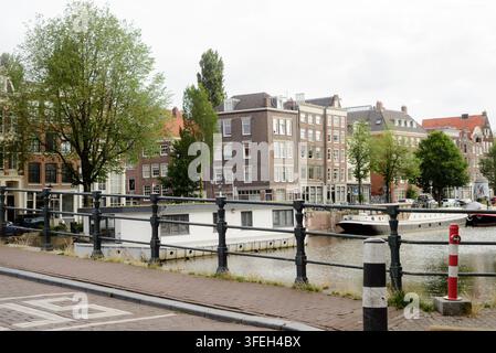 Scène classique de canal d'Amsterdam avec des maisons traditionnelles Banque D'Images
