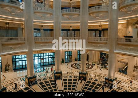 Rotonde ornée avec colonnes et balcons à l'intérieur du resort The Parisian Macao à Macao, Chine - 4 septembre 2026. Photo de haute qualité Banque D'Images