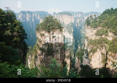 Les pitons de grès scéniques du parc forestier national de Zhangjiajie en Chine attirent les amateurs de nature et les photographes Banque D'Images