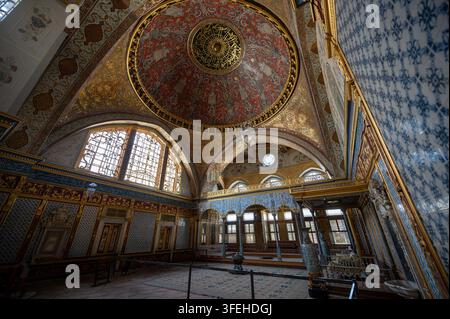 Istanbul, Turquie, 3 août 2025. Grande salle impériale du harem de Topkapi à Istanbul, dôme bleu doré orné et mosaïques de carreaux d’Iznik complexes, ottoman historique Banque D'Images