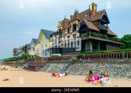 Plage de Houlgate et villas côtières de la Belle Époque, Houlgate, Côte Fleurie, Calvados, Basse-Normandie, France Banque D'Images