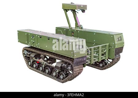 Véhicule militaire à chenilles isolé sur fond blanc, doté d'un design robuste, d'une couleur vert olive, d'un cadre robuste, d'un ensemble de capteurs avancés, d'une lumière douce Banque D'Images