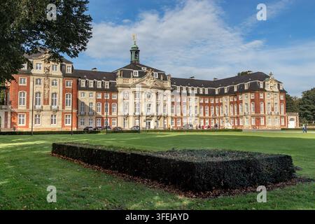 MUNSTER, ALLEMAGNE - 25 SEPTEMBRE 2025 : Il s'agit du palais de Munster (ancienne résidence épiscopale du XVIIIe siècle) qui abrite l'université. Banque D'Images